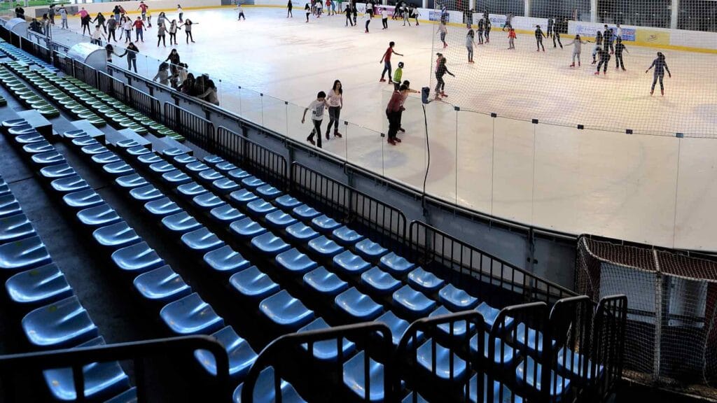 pista-de-hielo-bakh-sesiones-públicas-planes-en-vitoria-planes-deportivos-en-familia-lúdicos