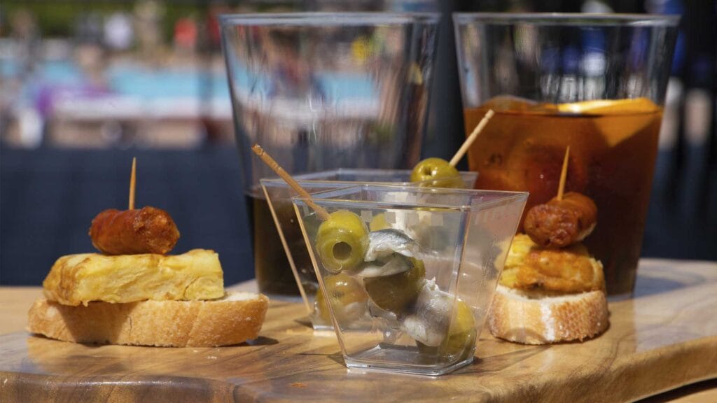 terraza-de-verano-bakh-vitoria-piscinas-vermouth-gilda